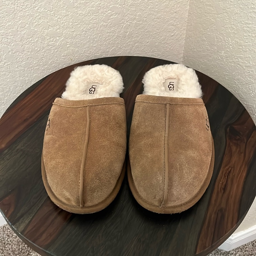 UGG Men’s Scuff Logo Slipper in Chestnut